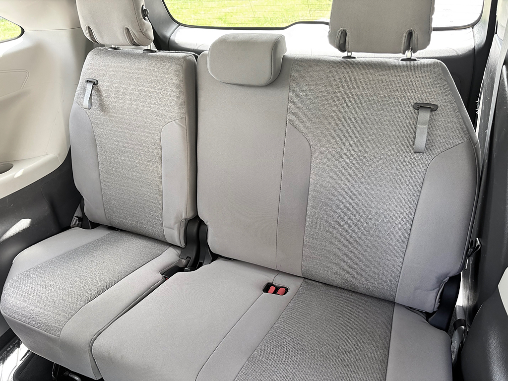 2021 Toyota Sienna LE - Photo 7