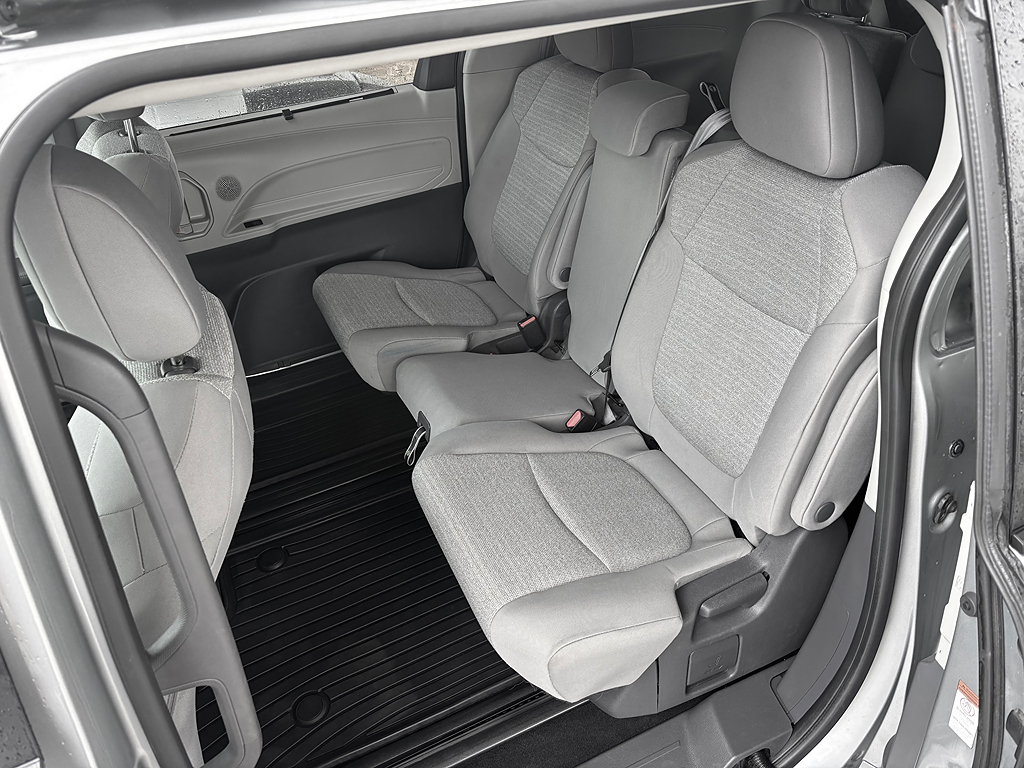2021 Toyota Sienna LE - Photo 10
