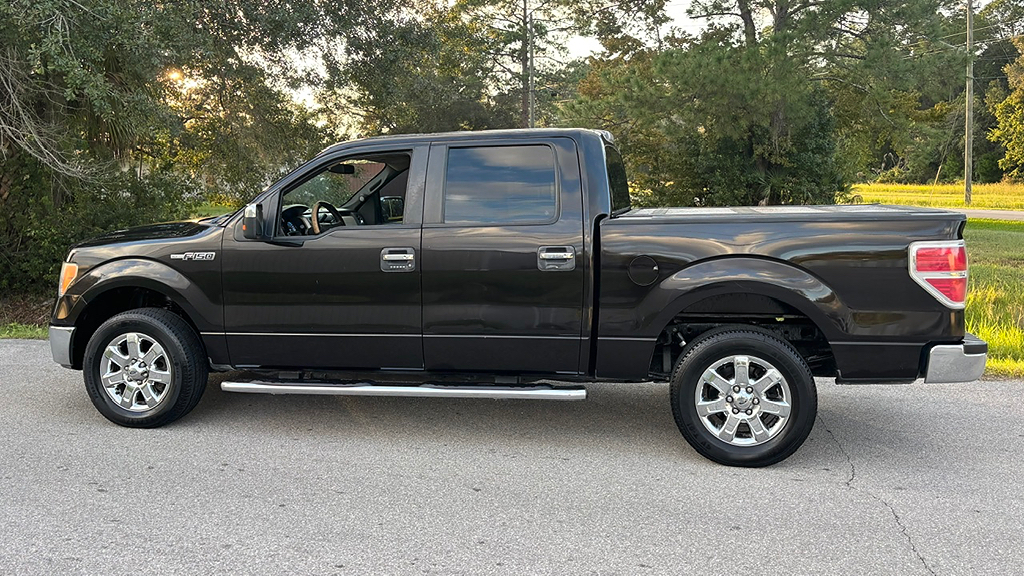 Additional photo of vehicle.