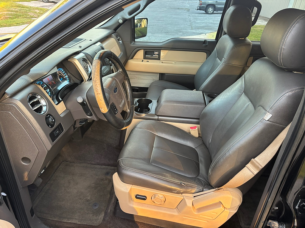 Additional photo of vehicle.
