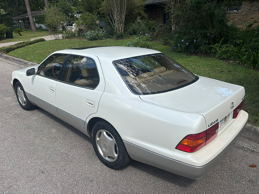 Additional photo of vehicle.