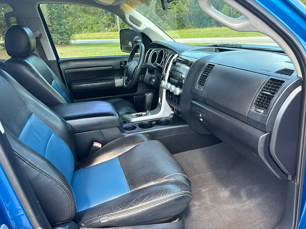 Additional photo of vehicle.