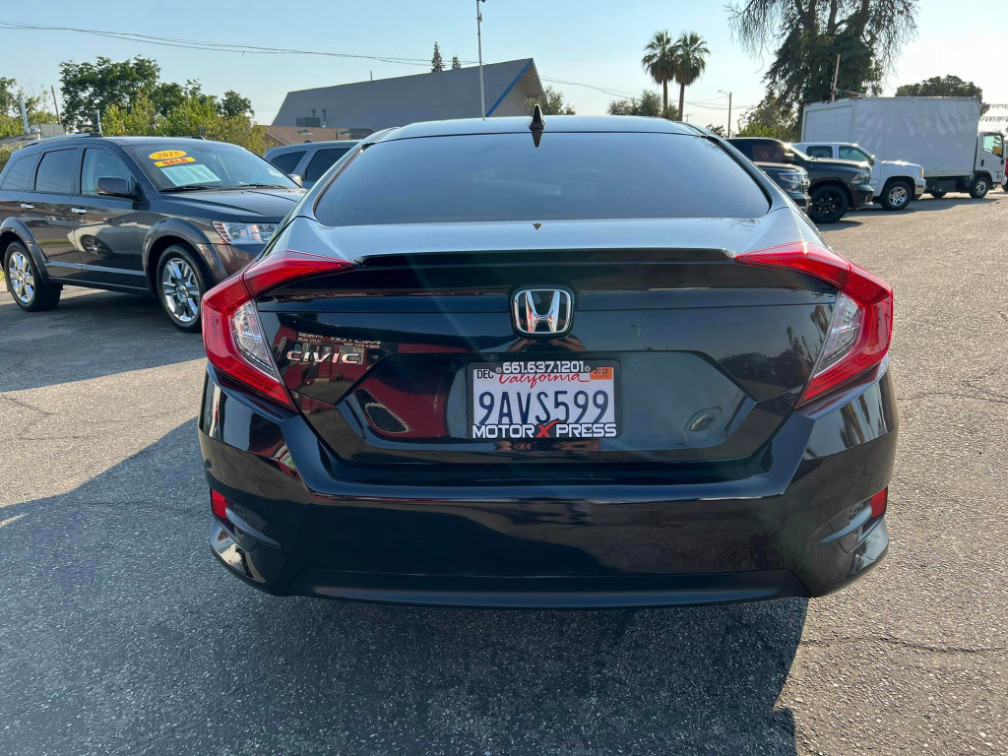 Additional photo of vehicle.