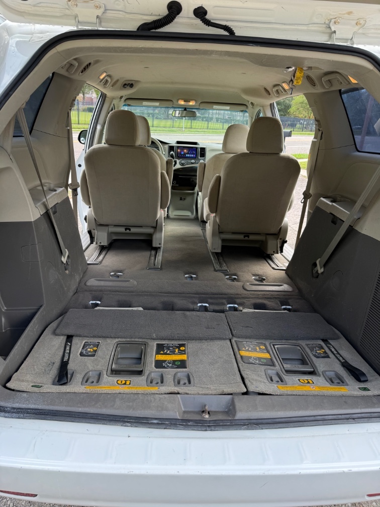 2011 Toyota Sienna Base - Photo 8