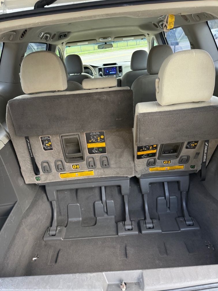 2011 Toyota Sienna Base - Photo 11
