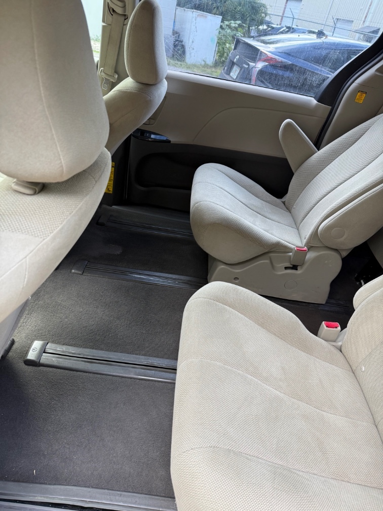 2011 Toyota Sienna Base - Photo 18