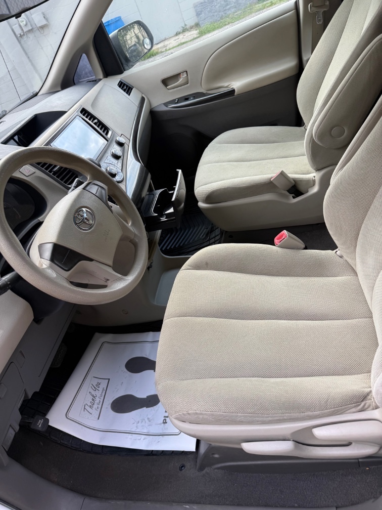 2011 Toyota Sienna Base - Photo 19