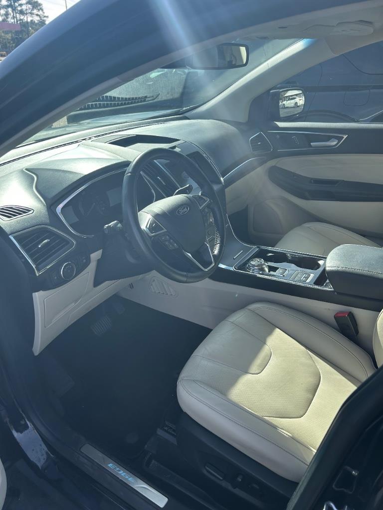 Additional photo of vehicle.