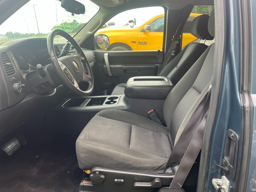 Additional photo of vehicle.
