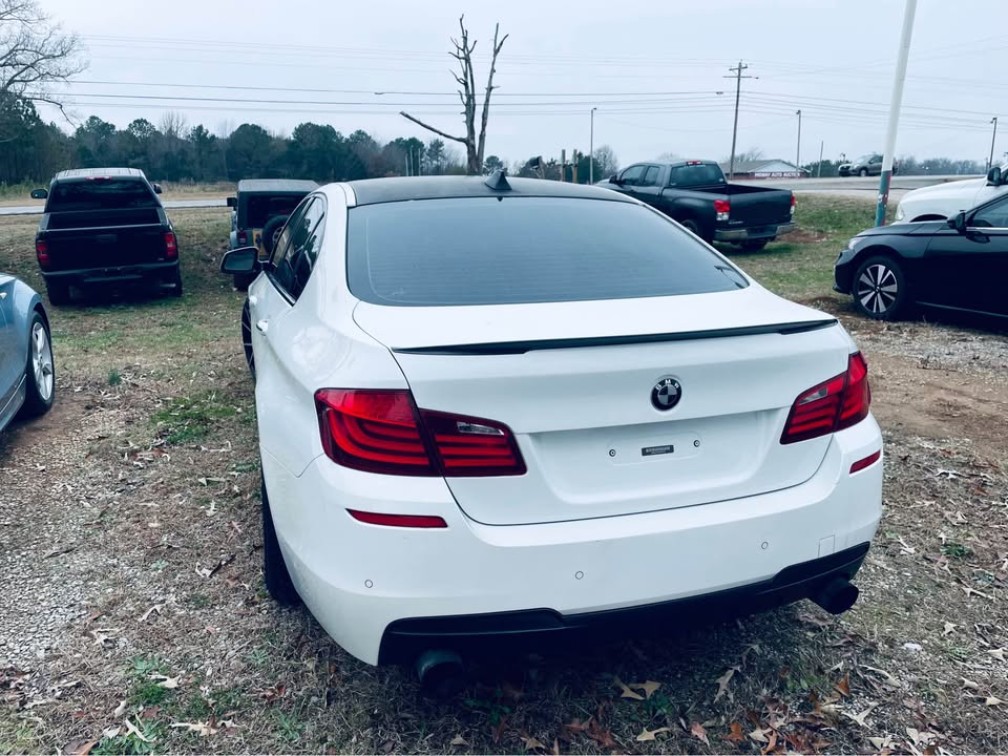 Additional photo of vehicle.