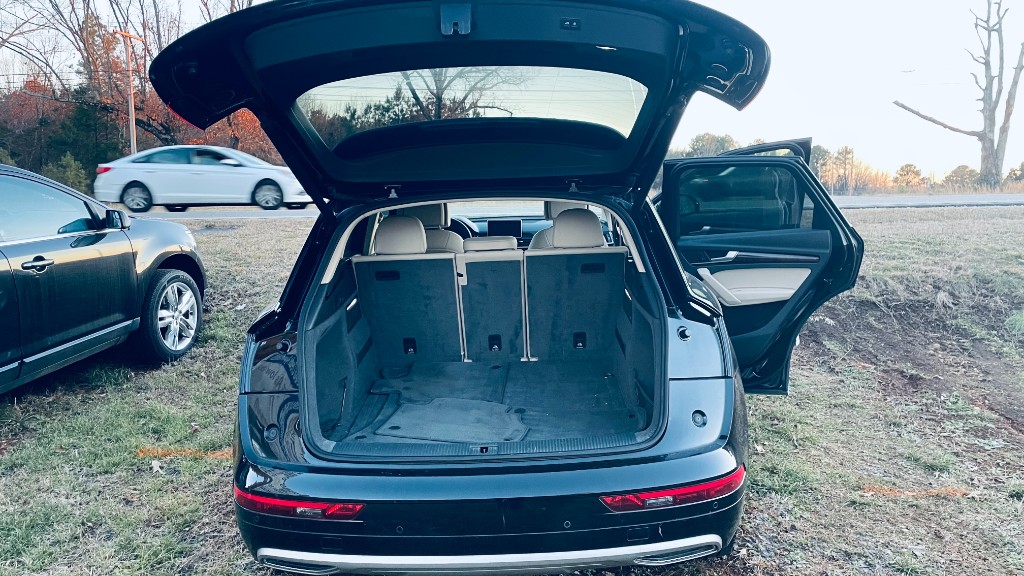 Additional photo of vehicle.