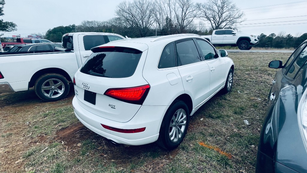 Additional photo of vehicle.