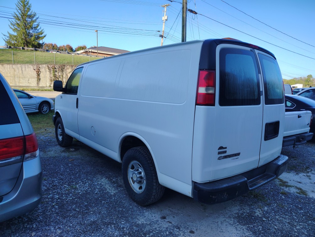 2011 Chevrolet Express Cargo Work Van - Photo 2