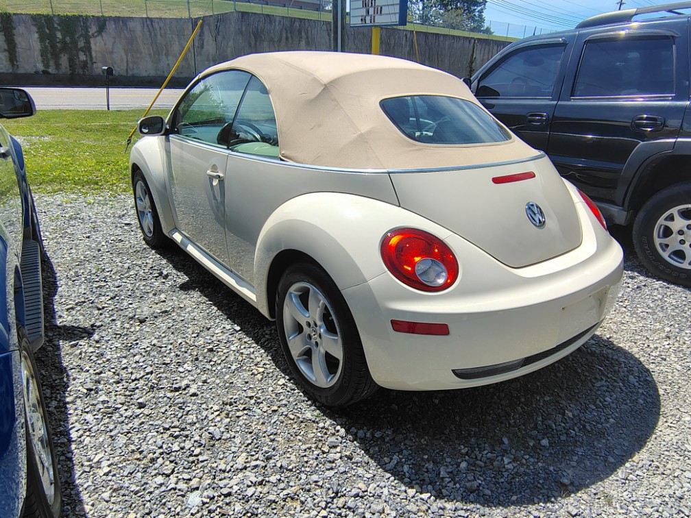 Additional photo of vehicle.