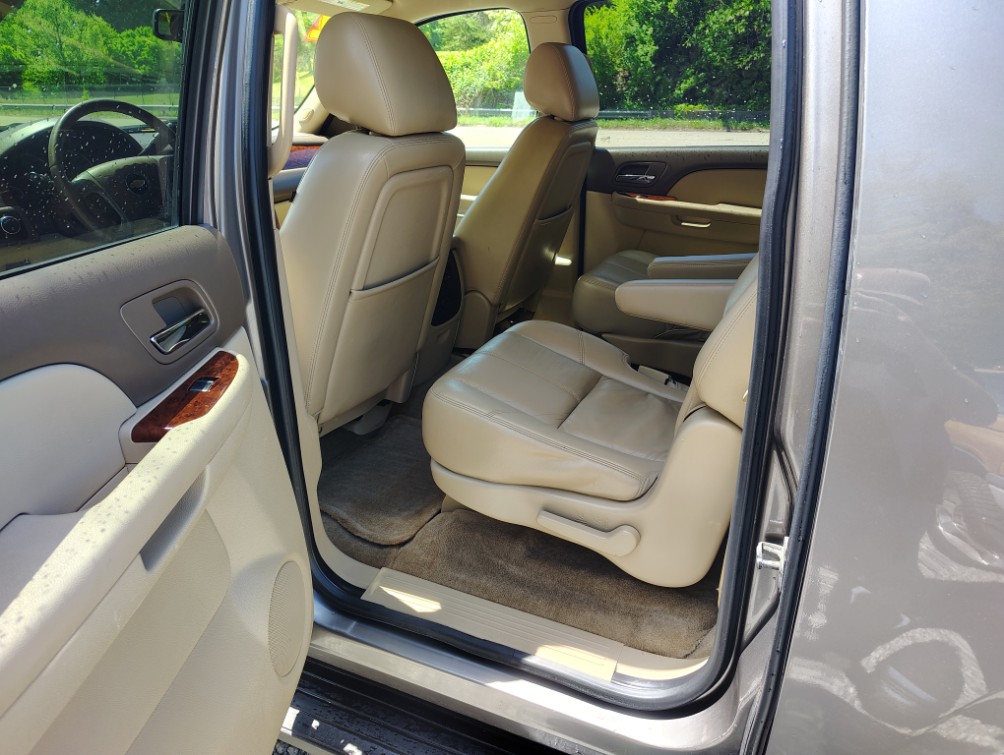 2012 Chevrolet Suburban LT - Photo 6