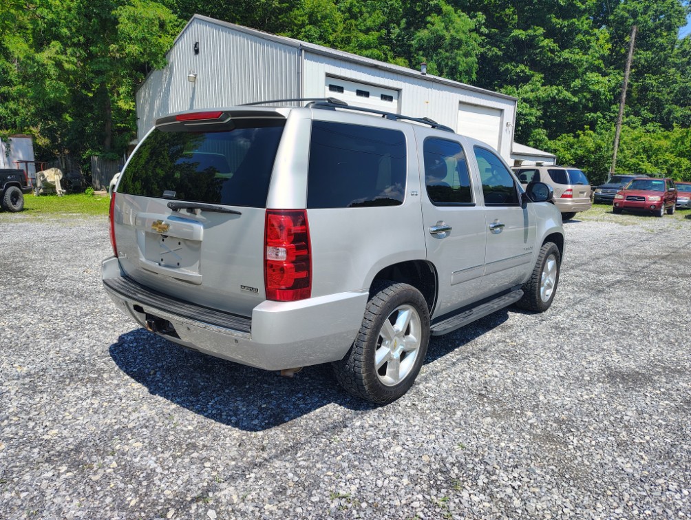 Additional photo of vehicle.