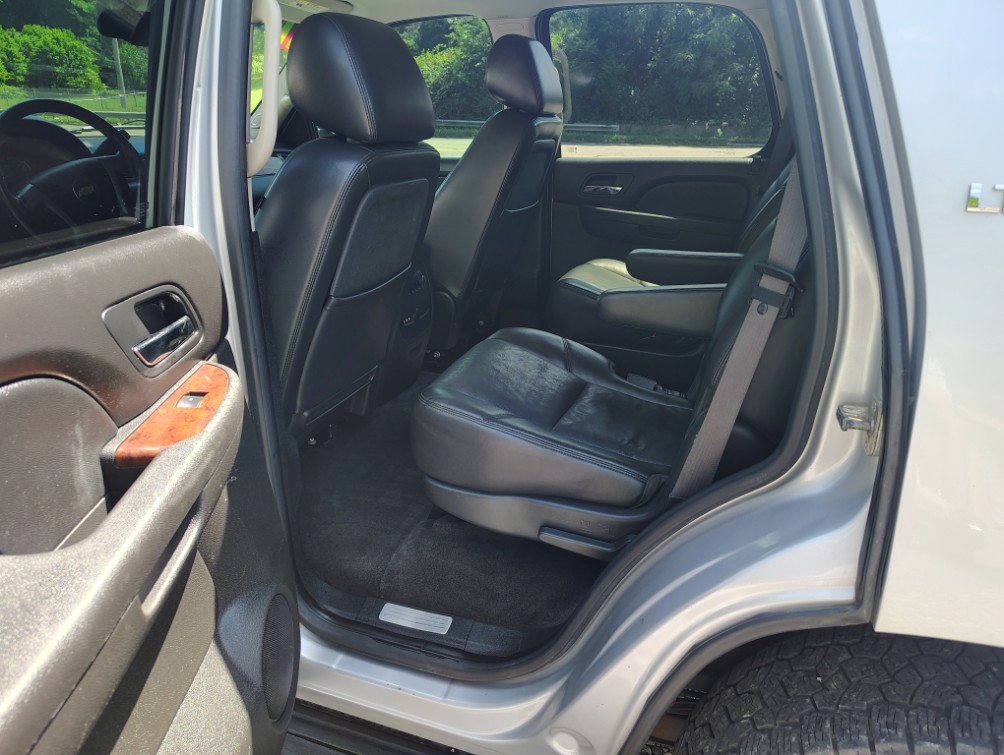 Additional photo of vehicle.