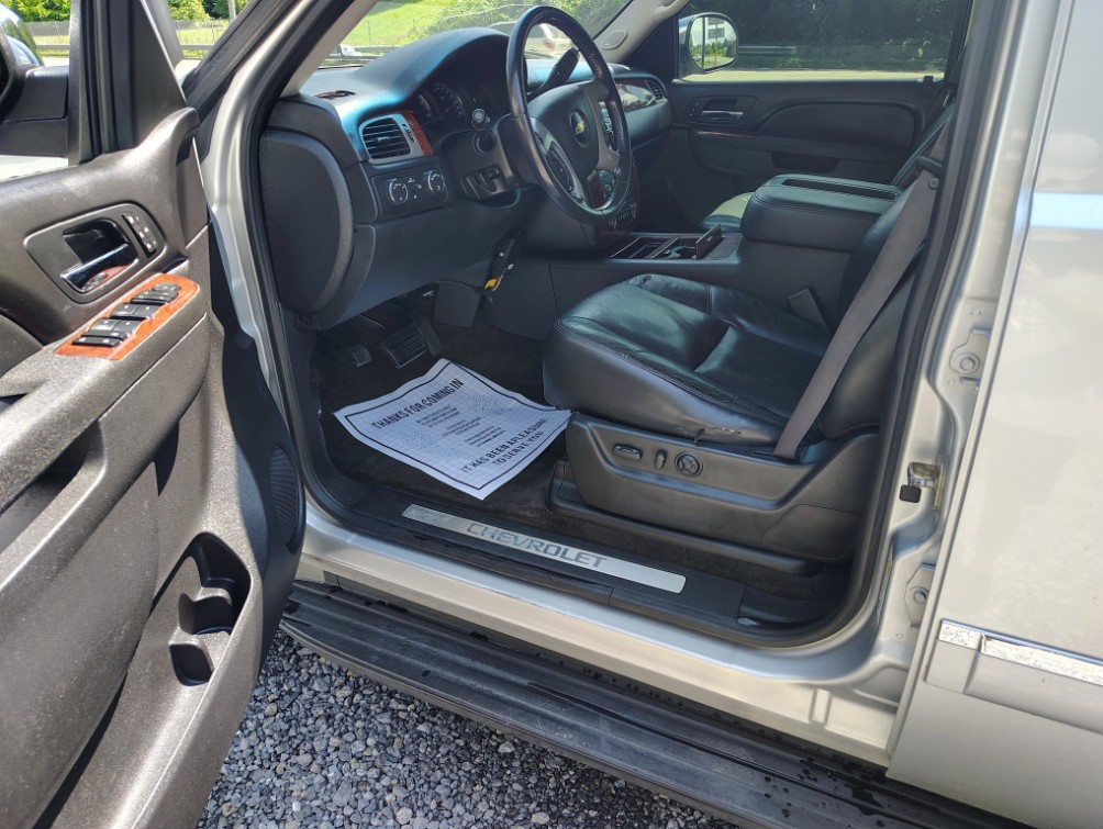 Additional photo of vehicle.