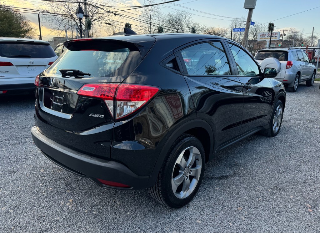 Additional photo of vehicle.