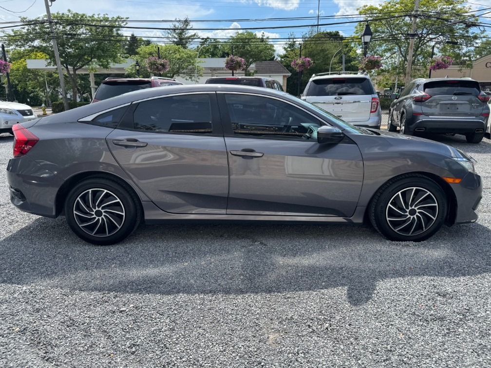 Additional photo of vehicle.