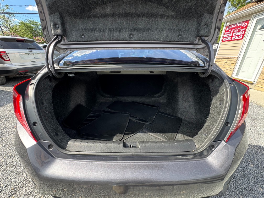 Additional photo of vehicle.