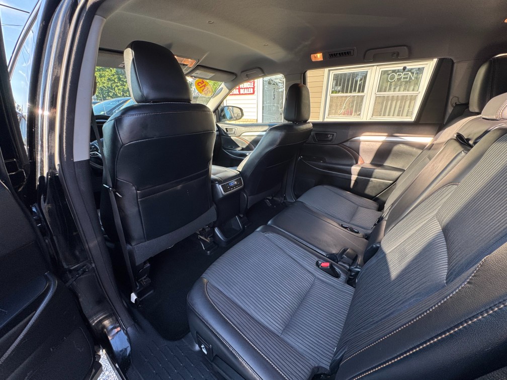 Additional photo of vehicle.