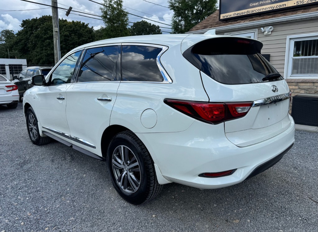 Additional photo of vehicle.