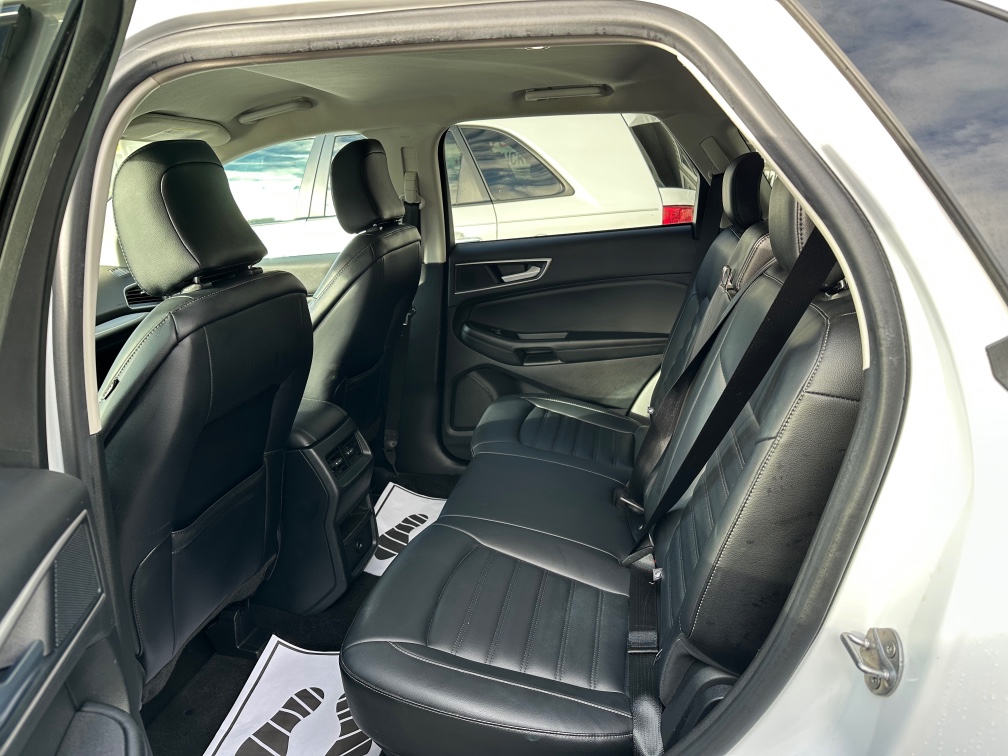 Additional photo of vehicle.