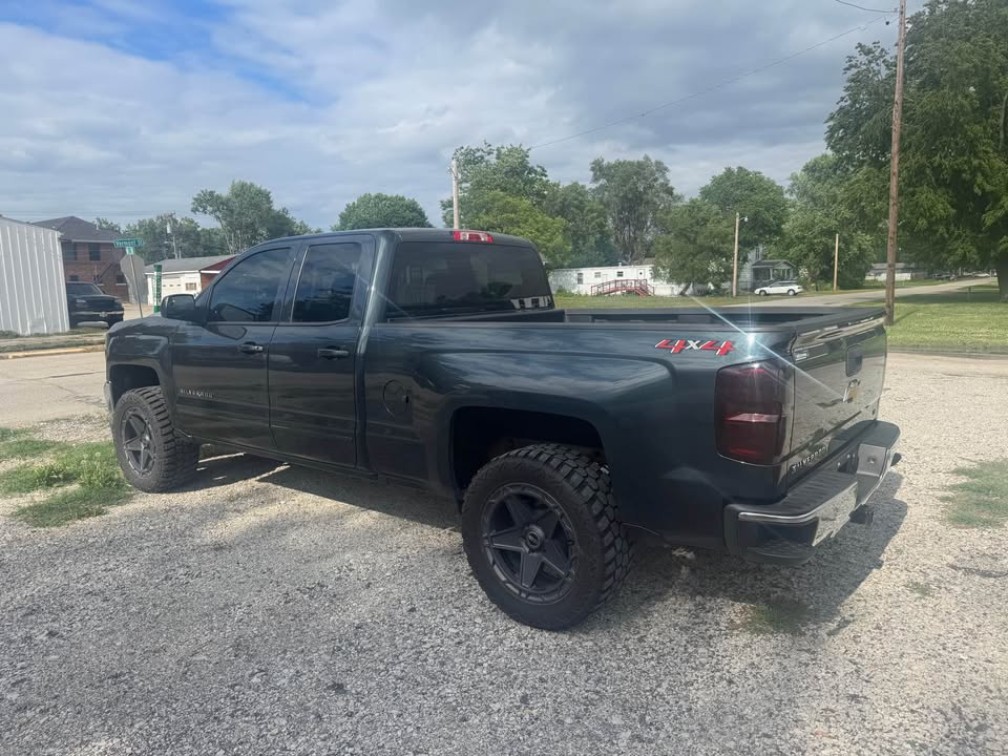 Additional photo of vehicle.