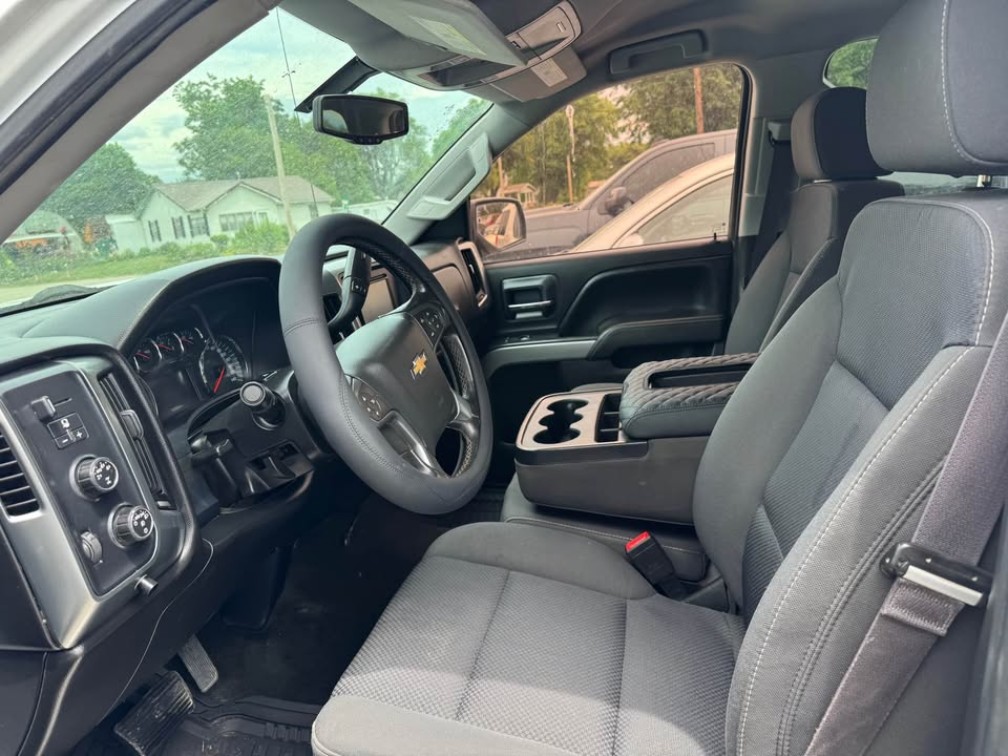 Additional photo of vehicle.