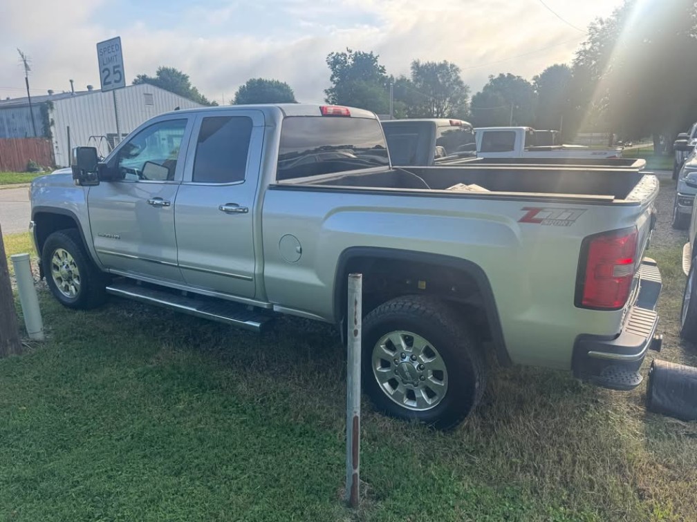 Additional photo of vehicle.