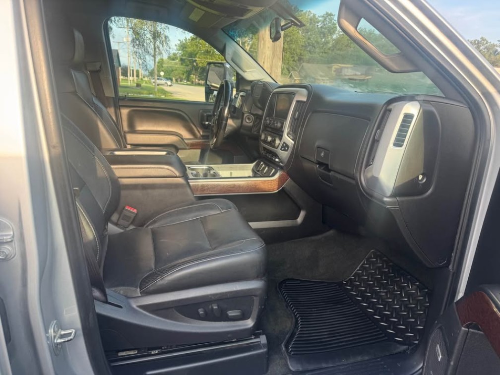 Additional photo of vehicle.