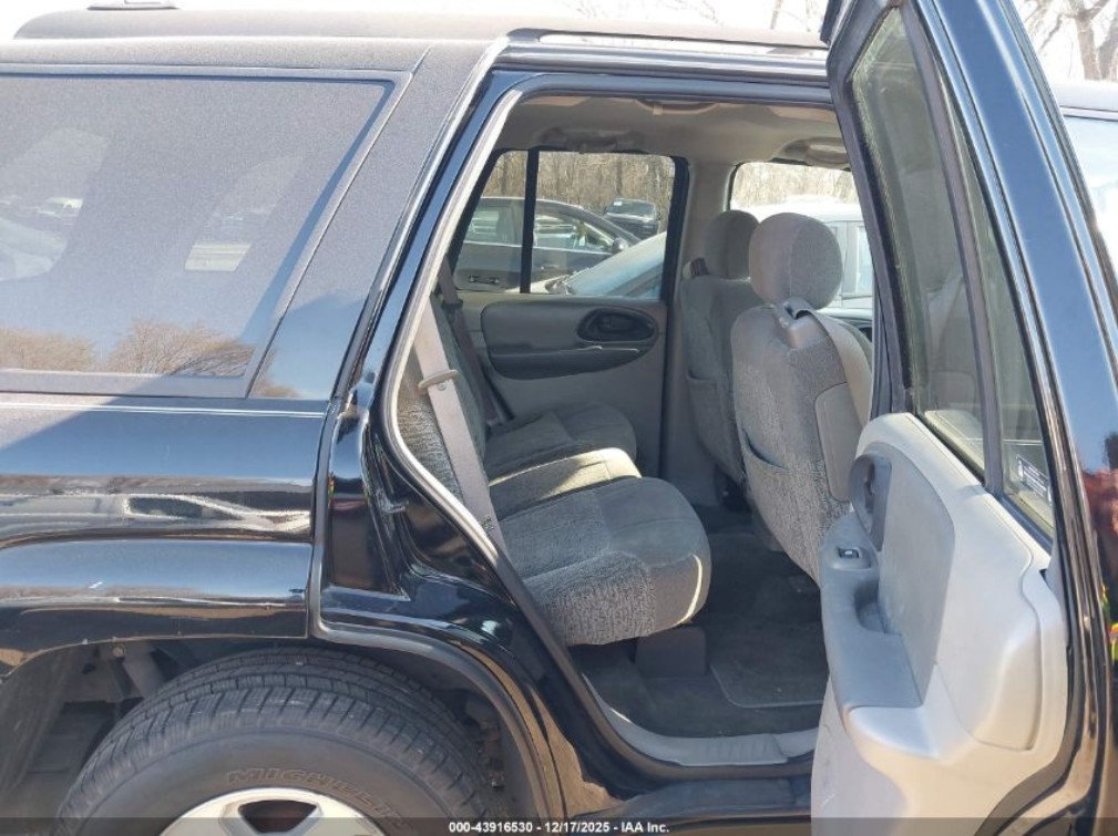 Additional photo of vehicle.