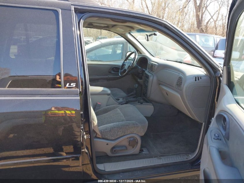 Additional photo of vehicle.