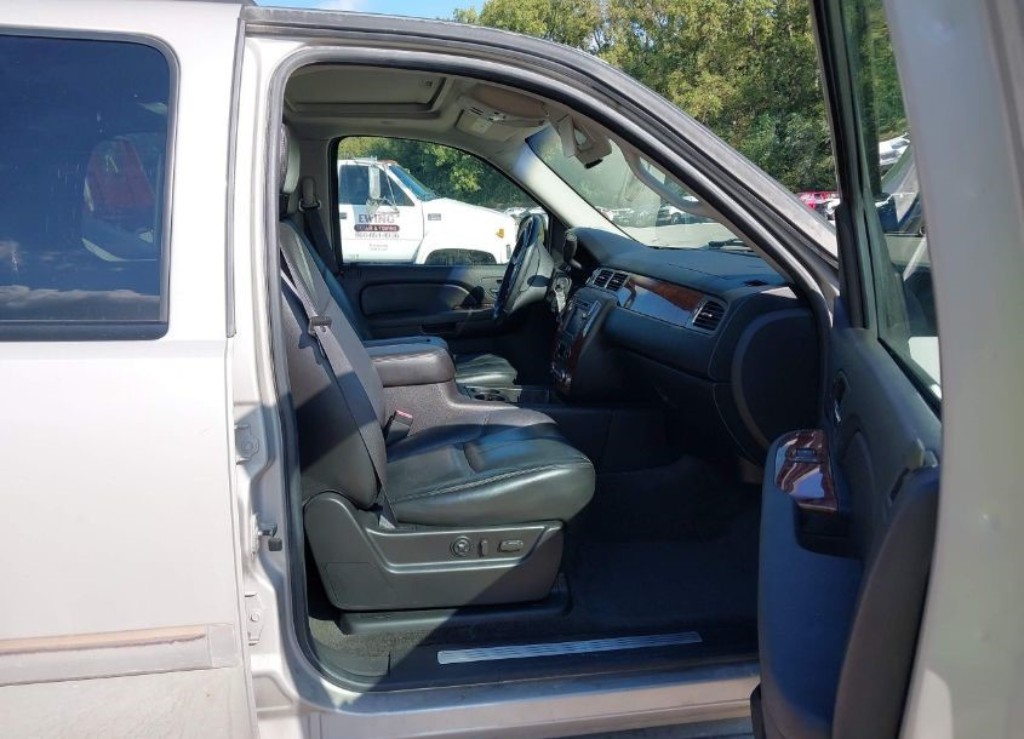 Additional photo of vehicle.