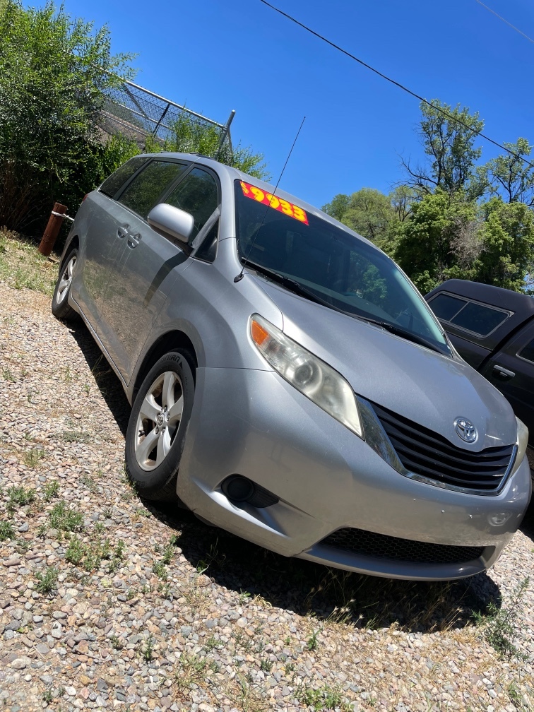 2011 Toyota Sienna LE V6 7-Passenger Access Seat's photo