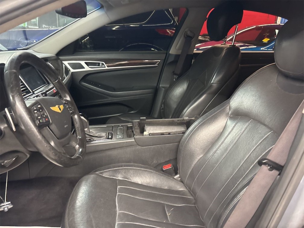 Additional photo of vehicle.