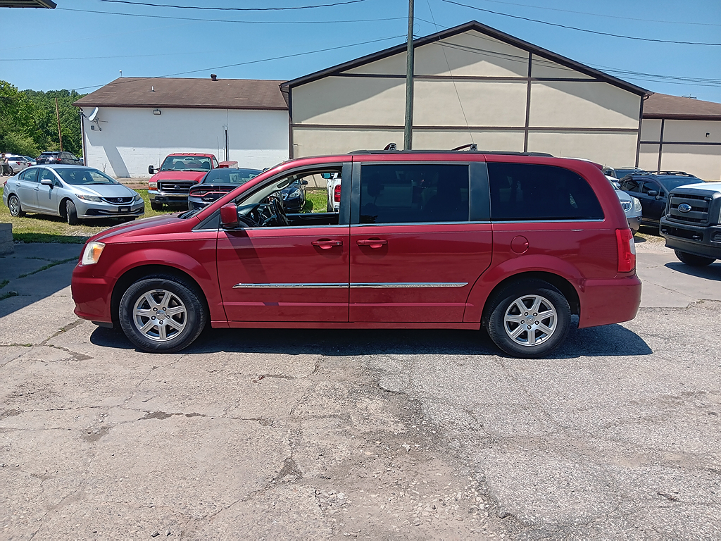 2011 Chrysler Town & Country Touring's photo