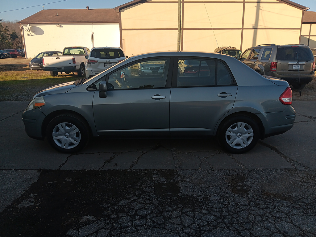 2010 Nissan Versa's photo