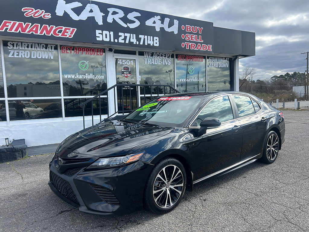 2018 Toyota Camry SE's photo