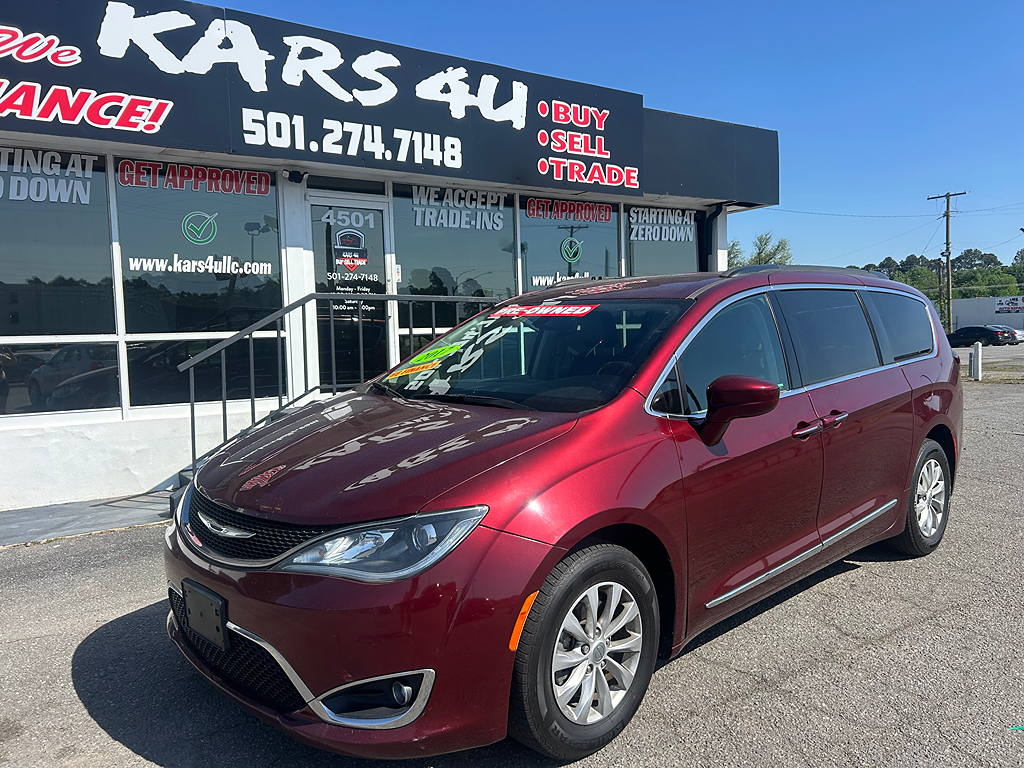 2017 Chrysler Pacifica Touring-L's photo