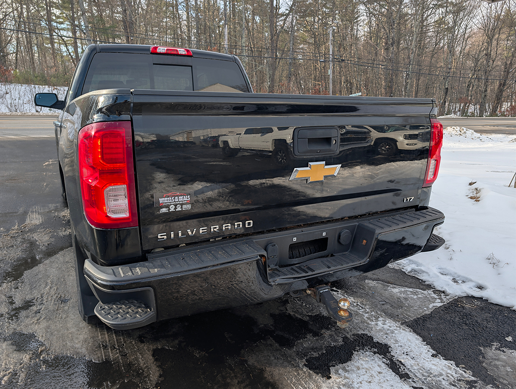 Additional photo of vehicle.