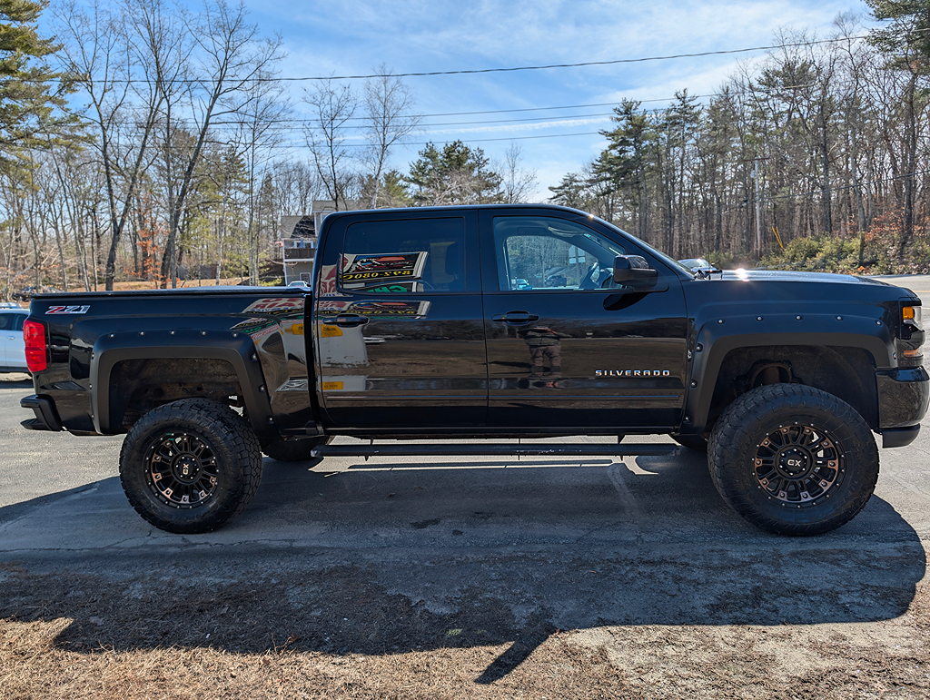 Additional photo of vehicle.