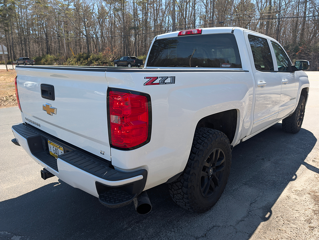 Additional photo of vehicle.