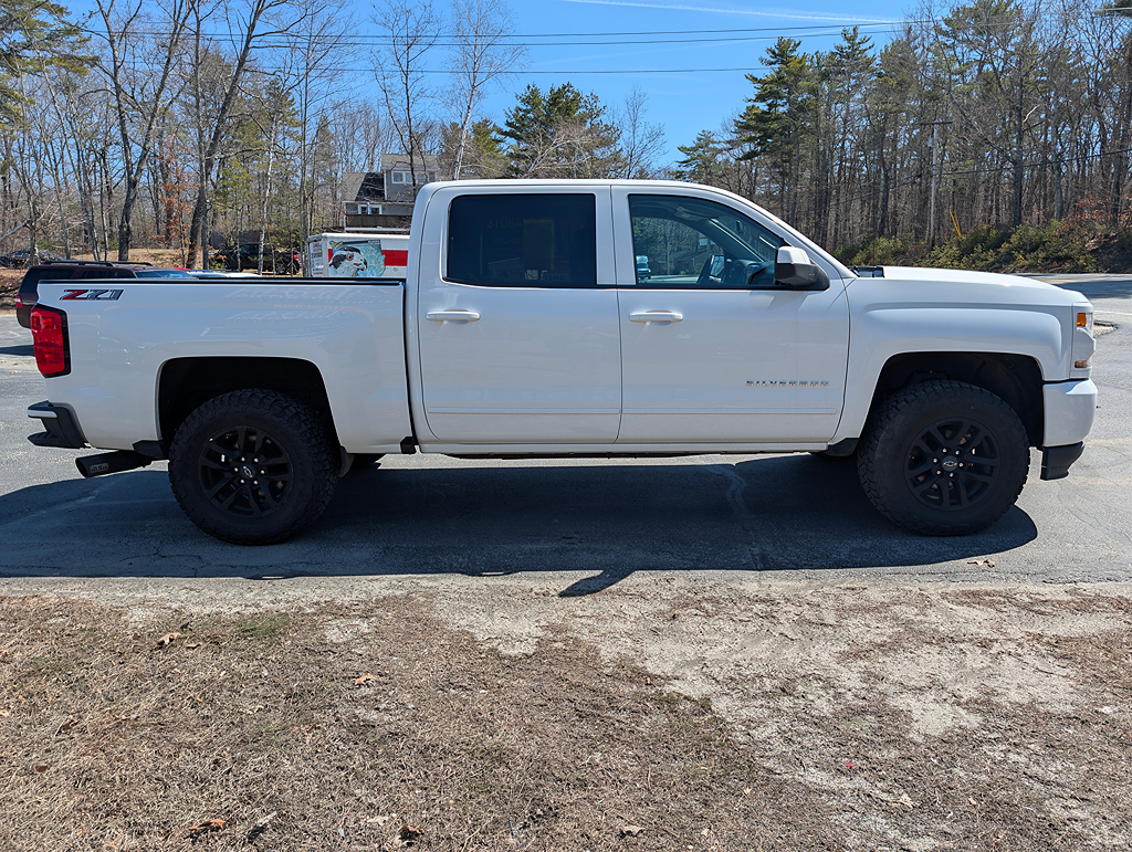 Additional photo of vehicle.