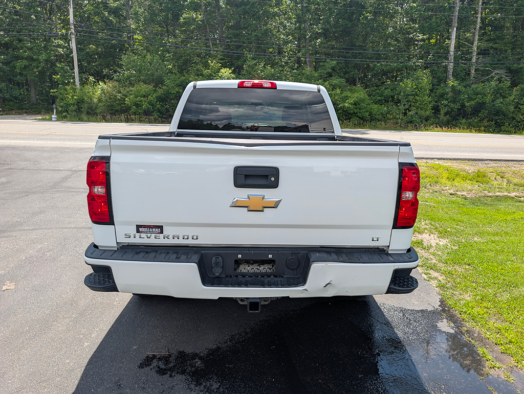 Additional photo of vehicle.