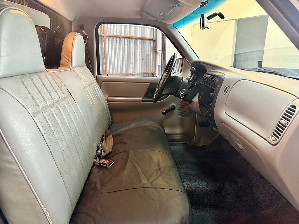 Additional photo of vehicle.
