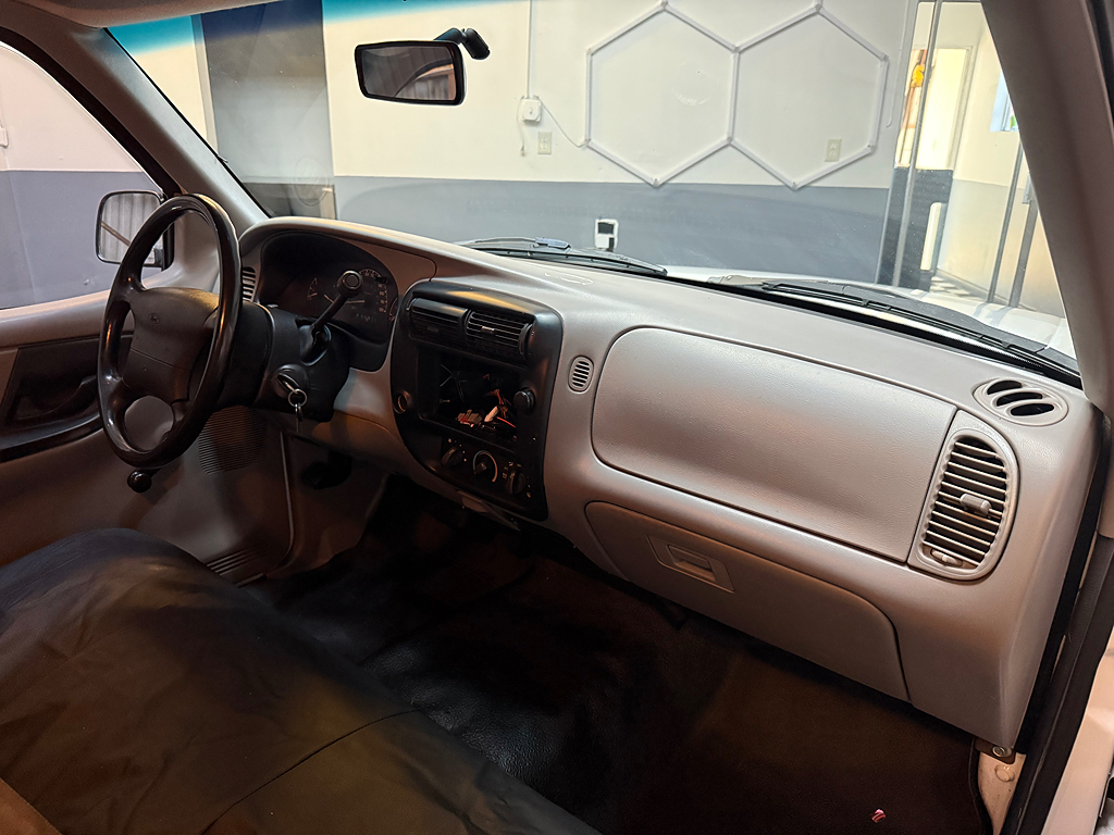 Additional photo of vehicle.
