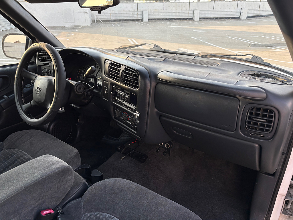 Additional photo of vehicle.