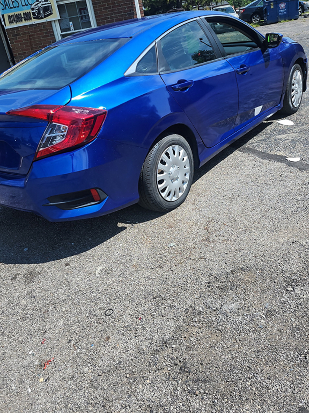 Additional photo of vehicle.
